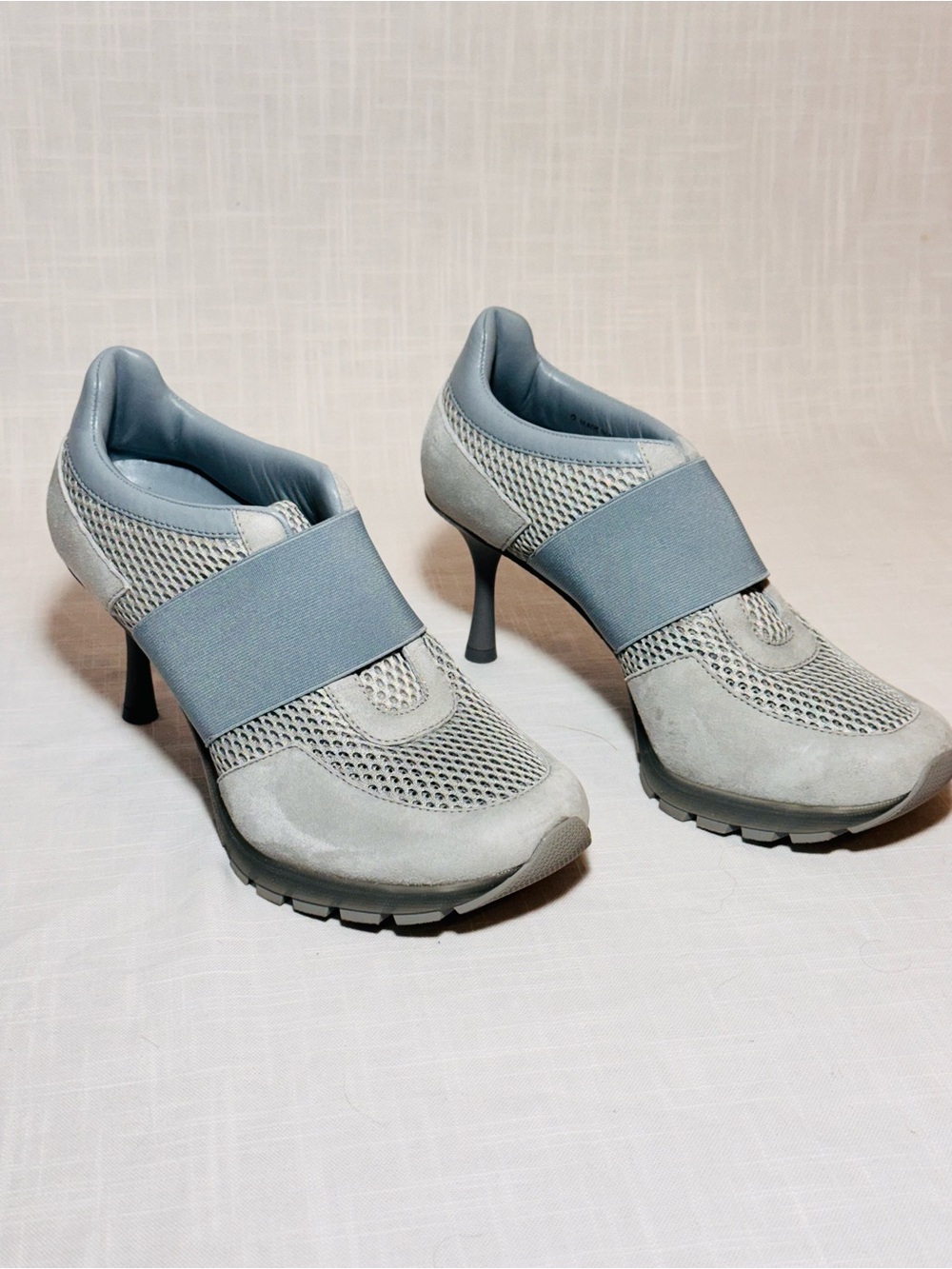 Women's Light Gray Mesh & Suede Elastic-Band Heeled Sneakers